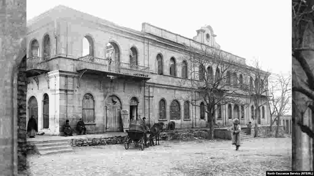 Здание купца Ибрагимбекова после пожара в 1916 г., спуск по ул. Бассейная, ныне - ул. Горького. В здании сейчас располоэены кафешки.