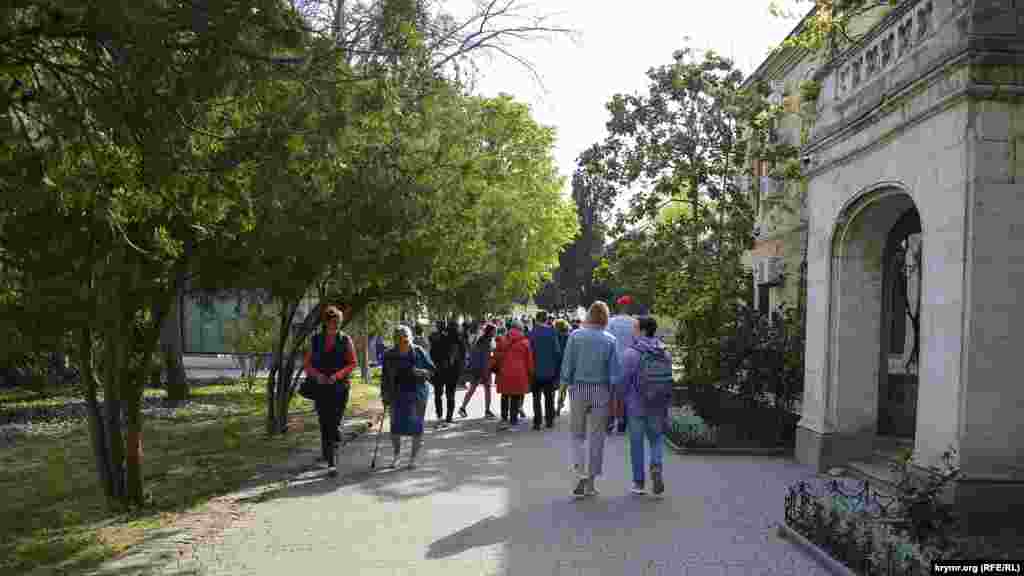 Севастопольцы и гости города прогуливаются по аллеям музея-заповедника