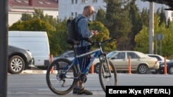 Мужчина в маске в Севастополе, иллюстрационное фото