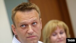 Оппозиционер Алексей Навальный и его адвокат Ольга Михайлова